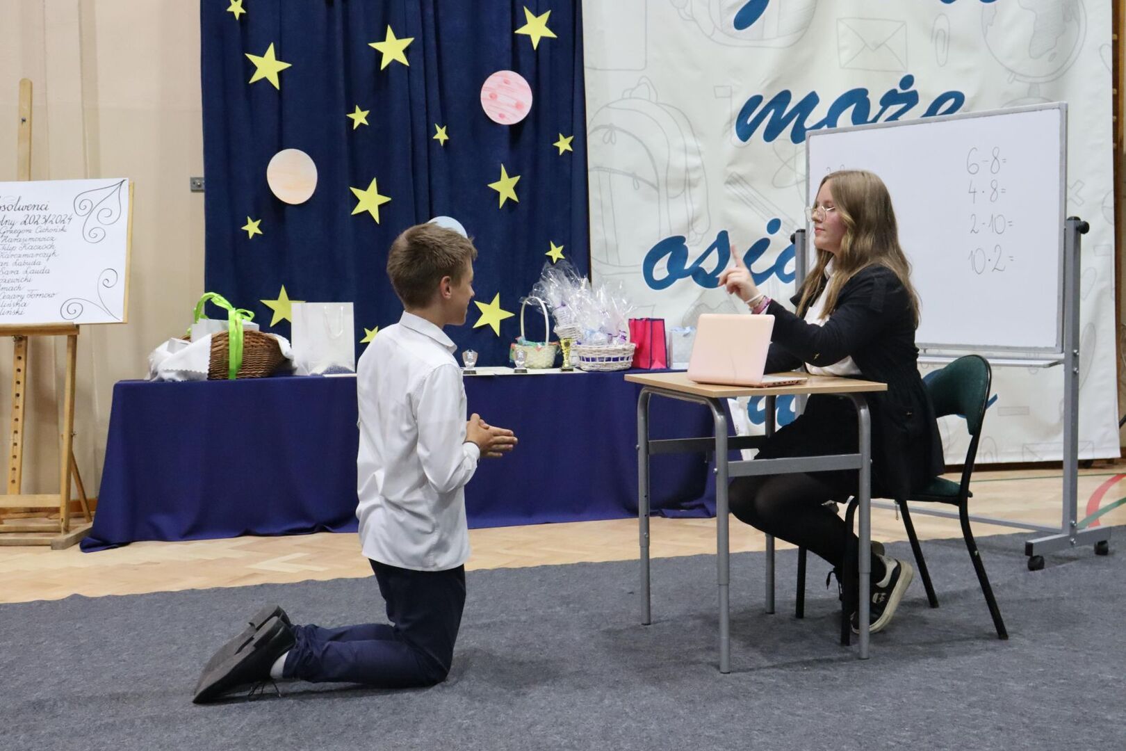 Uczniowie klasy ósmej w trakcie scenek kabaretowych.