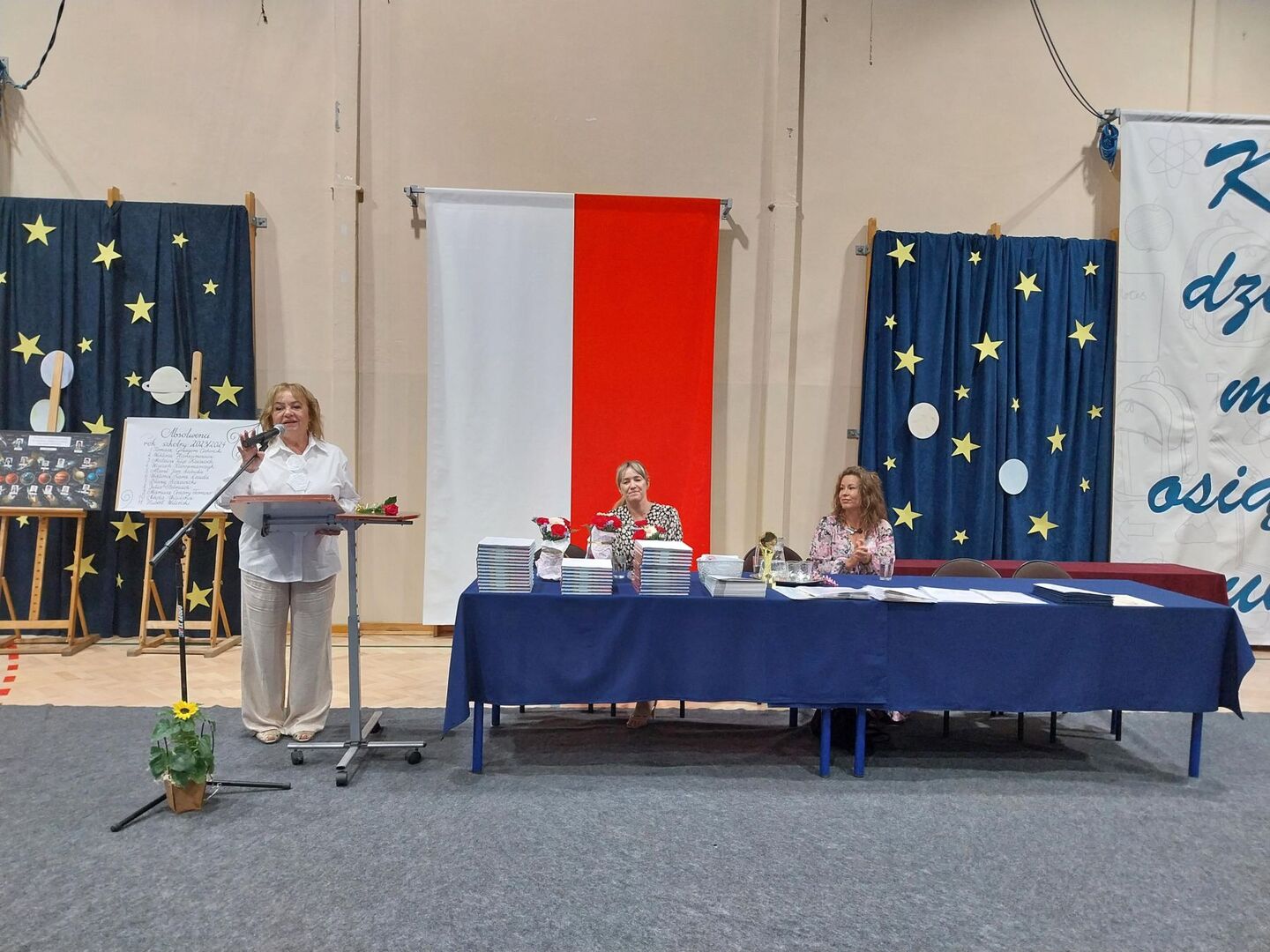 Uroczyste przemówienie pani dyrektor.