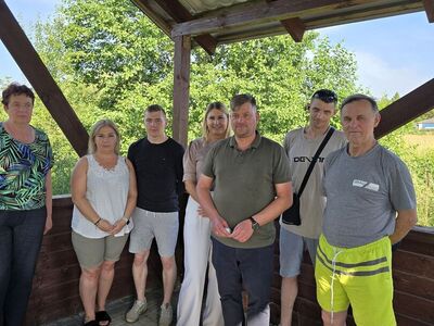 Nowo wybrana rada sołecka i sołtys z wójtem oraz zastępcą wójta. 