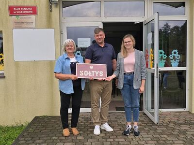 Ustępująca Sołtys Sulechowa - Krystyna Nieradka, wójt Krzysztof Jarotek i nowo wybrana sołtys Anna Chilińska.