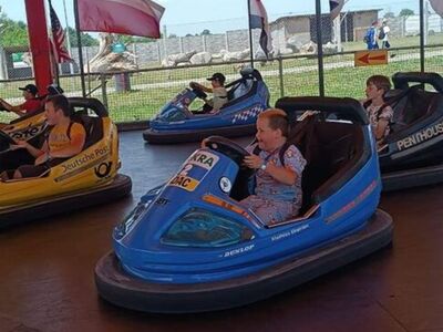 Dzieci podczas jazdy autami na AutoDrom.