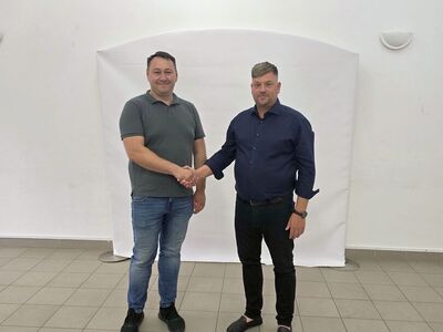 Sołtys Mateusz Wiącek z wójtem Krzysztofem Jarotkiem. 