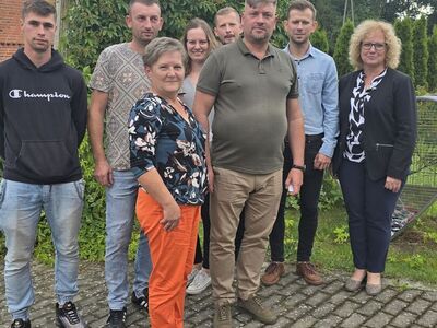 Sołtys oraz Rada Sołecka wraz z wójtem gminy.