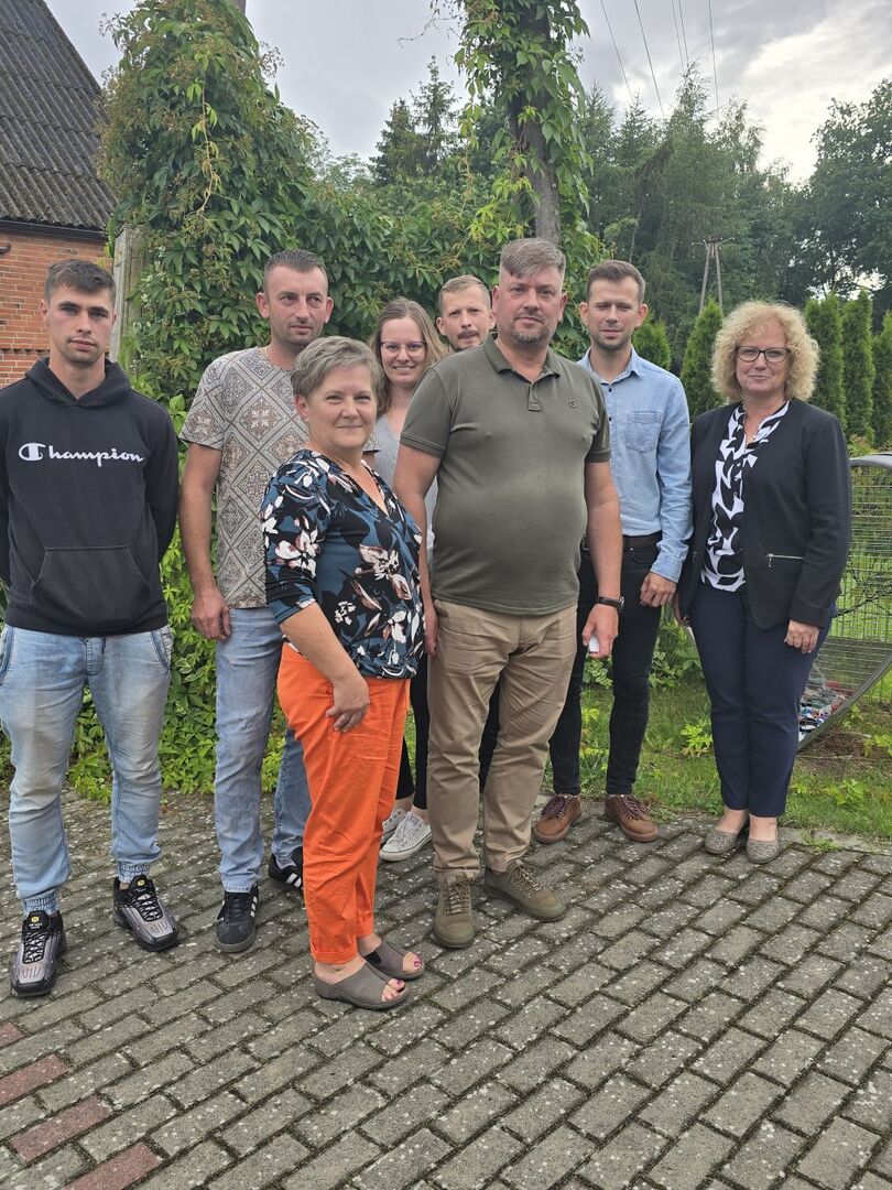 Sołtys oraz Rada Sołecka wraz z wójtem gminy.