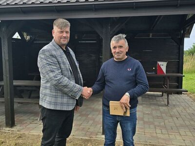 Wójt Gminy oraz nowy sołtys Grabowa - uścisk dłoni.