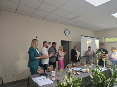 Moment wręczenia kwiatów sołtysowi Niemicy poprzedniej kadencji.