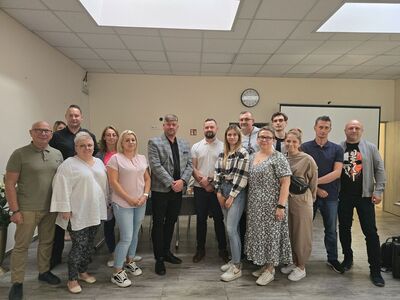 Sołtys, rada Sołecka oraz Wójt Gminy pozują do pamiątkowego zdjęcia.