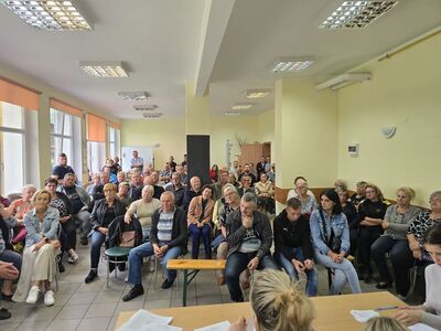 Uczestnicy zebrania wiejskiego na świetlicy w Karwicach.