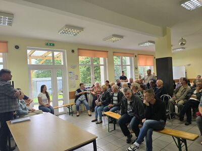 Uczestnicy zebrania wiejskiego na świetlicy w Karwicach.