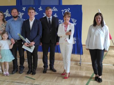 Rodzice z dziećmi odbierają gratulacje z rąk wójta Krzysztofa Jarotka i dyrektor Barbary Chylewskiej.