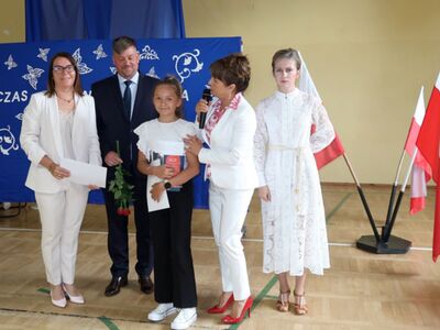 Dyrektor Barbara Chylewska wręcza nagrody uczennicy i jej mamie, obok wójt Krzysztof Jarotek i wychowawczyni. 
