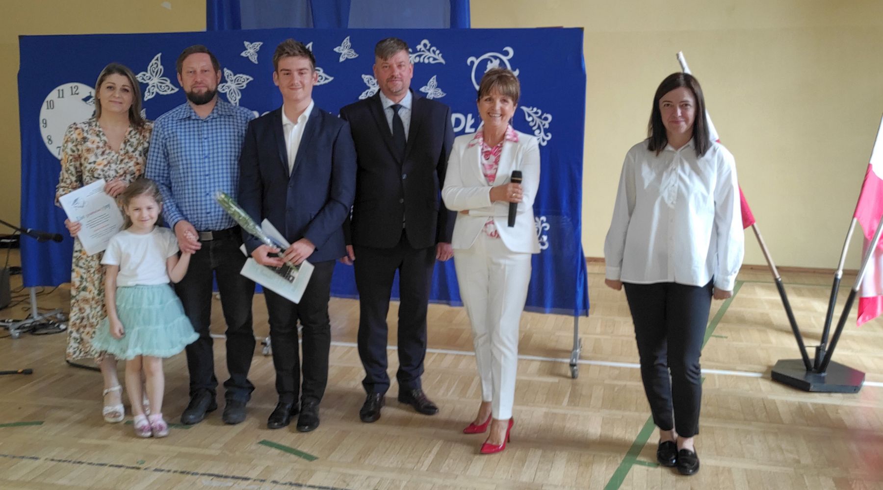 Rodzice z dziećmi odbierają gratulacje z rąk wójta Krzysztofa Jarotka i dyrektor Barbary Chylewskiej. 