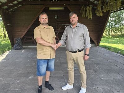 Wybory Sołeckie w Sulechówku: Wójt Gminy gratuluje wybranemu Sołtysowi Sulechówka.