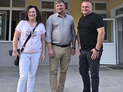Wybory Sołeckie w Malechowie: Wójt Gminy wraz z nowo wybranym Sołtysem i Radną Malechowa.