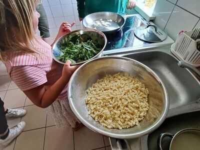 Podopieczni w trakcie warsztatów kulinarnych przygotowują jagodzianki,szpinak zapiekany z makaronem.