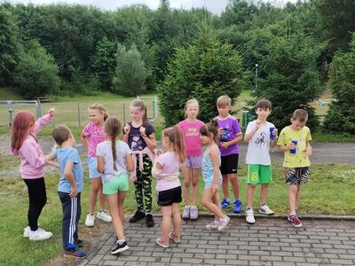 Dzieci pozują do zdjęć podczas spaceru.