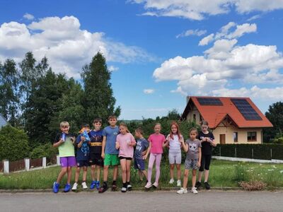 Dzieci pozują do zdjęć podczas spaceru.