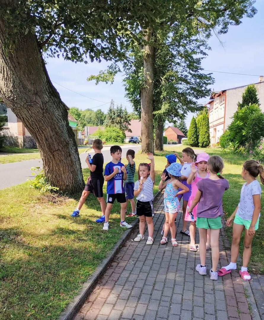 Dzieci pozują do zdjęć podczas spaceru.