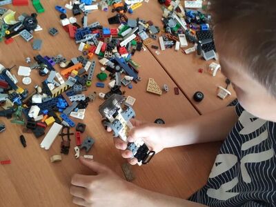 Zdjęcia przedstawiają dzieci układające klocki Lego.