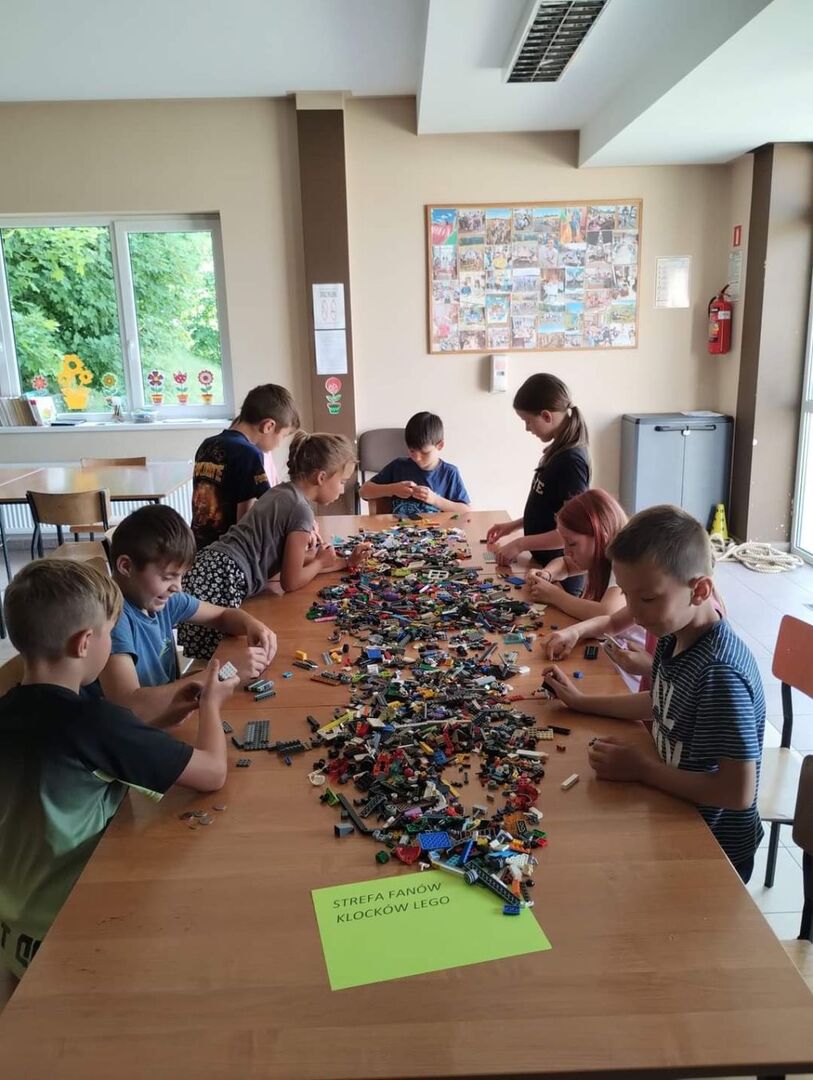 Zdjęcia przedstawiają dzieci układające klocki Lego.