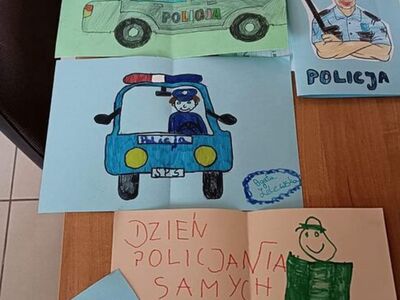 Laurki dla policjanta wykonane przez dzieci. 