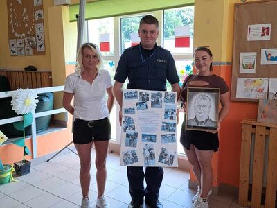 Policjant wraz z wychowawczyniami.