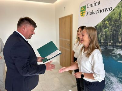 Wójt Gminy Malechowo wręcza nauczycielkom akty mianowania