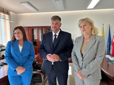 Dyrektor  Szkoły Podstawowej im. Kazimierza Górskiego w Lejkowie - Mirosława Turczyn, Kierownik Referatu Oświaty i Sportu – Karolina Chruszcz-Pietraszewska i Wójt Gminy Malechowo Krzysztof Jarotek