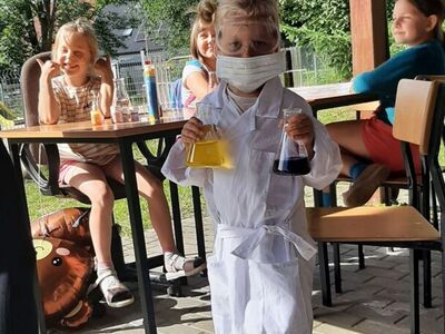 Wychowankowie PWD w Przystawach podczas zajęć z eksperymentowania.
