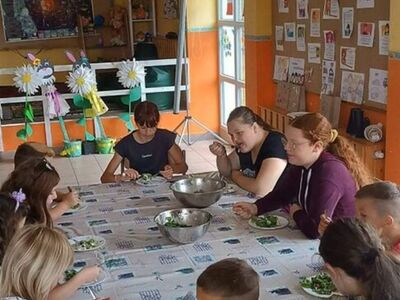 Dzieci degustują sałatkę Cezar. 