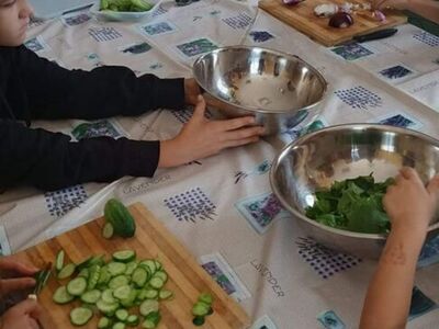 Dzieci kroją warzywa do sałatki.