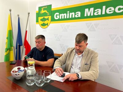 Umowę na dowóz uczniów do szkół podpisują - Kamil Jaruga (po lewej) i Krzysztof Jarotek - Wójt Gminy Malechowo