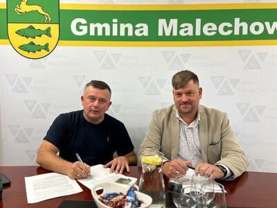 Umowę na dowóz uczniów do szkół podpisują - Kamil Jaruga (po lewej) i Krzysztof Jarotek - Wójt Gminy Malechowo