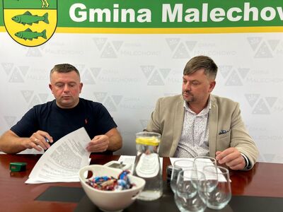 Umowę na dowóz uczniów do szkół podpisują - Kamil Jaruga (po lewej) i Krzysztof Jarotek - Wójt Gminy Malechowo