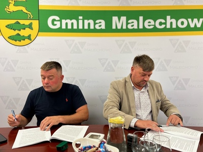 Umowę na dowóz uczniów do szkół podpisują - Kamil Jaruga (po lewej) i Krzysztof Jarotek - Wójt Gminy Malechowo
