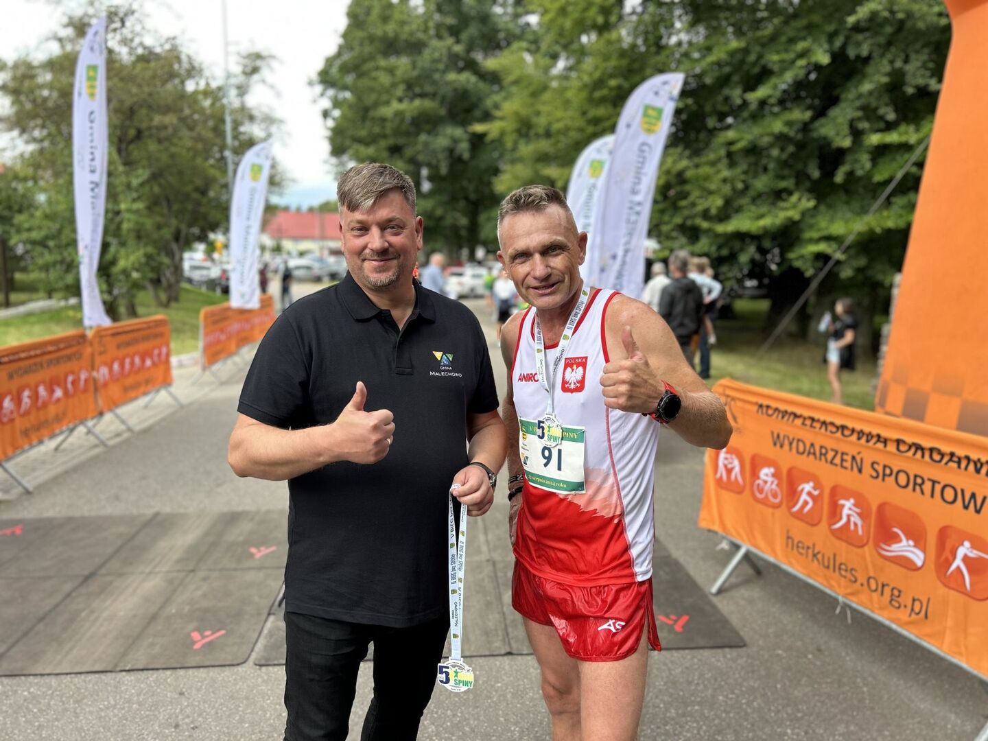 Wójt Gminy Malechowo Krzysztof Jarotek i zwycięzca V Biegu bez Spiny Mariusz Borychowski