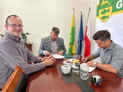 Podpisanie umowy na przebudowę dróg w Karwicach