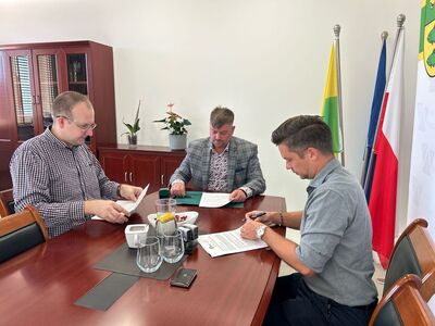 Podpisanie umowy na przebudowę dróg w Karwicach
