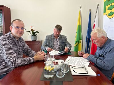 Podpisanie umowy z wykonawcą - budowa klubu dziecięcego w Malechowie