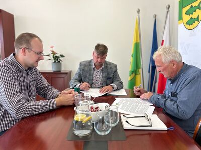 Podpisanie umowy z wykonawcą - budowa klubu dziecięcego w Malechowie