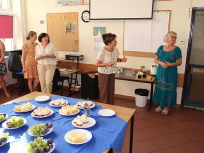 Na zdjęciach widoczni są nauczyciele podczas intensywnego szkolenia. W trakcie sesji opracowują nowoczesne modele uczenia się, pracując w grupach eksperckich. Widać ich zaangażowanie i współpracę, siedząc w klasie zapisują na kartkach i dzieląc się wiedzą oraz doświadczeniami.