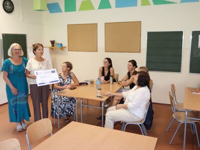 Na zdjęciach widoczni są nauczyciele podczas intensywnego szkolenia. W trakcie sesji opracowują nowoczesne modele uczenia się, pracując w grupach eksperckich. Widać ich zaangażowanie i współpracę, siedząc w klasie zapisują na kartkach i dzieląc się wiedzą oraz doświadczeniami.