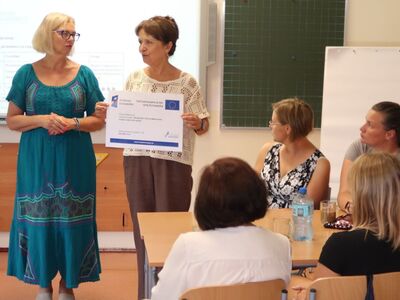 Na zdjęciach widoczni są nauczyciele podczas intensywnego szkolenia. W trakcie sesji opracowują nowoczesne modele uczenia się, pracując w grupach eksperckich. Widać ich zaangażowanie i współpracę, siedząc w klasie zapisują na kartkach i dzieląc się wiedzą oraz doświadczeniami.