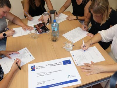 Na zdjęciach widoczni są nauczyciele podczas intensywnego szkolenia. W trakcie sesji opracowują nowoczesne modele uczenia się, pracując w grupach eksperckich. Widać ich zaangażowanie i współpracę, siedząc w klasie zapisują na kartkach i dzieląc się wiedzą oraz doświadczeniami.