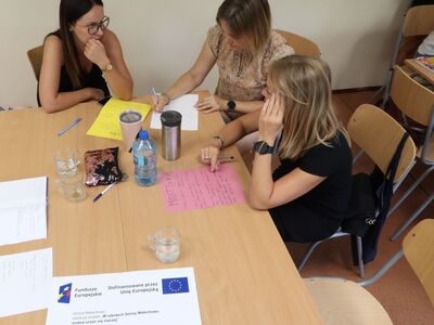 Na zdjęciach widoczni są nauczyciele podczas intensywnego szkolenia. W trakcie sesji opracowują nowoczesne modele uczenia się, pracując w grupach eksperckich. Widać ich zaangażowanie i współpracę, siedząc w klasie zapisują na kartkach i dzieląc się wiedzą oraz doświadczeniami.
