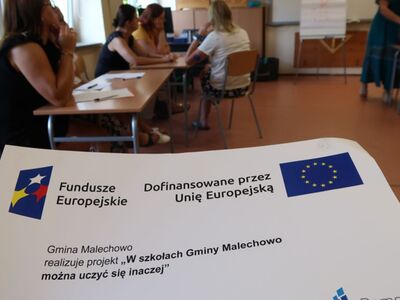 Na zdjęciach widoczni są nauczyciele podczas intensywnego szkolenia. W trakcie sesji opracowują nowoczesne modele uczenia się, pracując w grupach eksperckich. Widać ich zaangażowanie i współpracę, siedząc w klasie zapisują na kartkach i dzieląc się wiedzą oraz doświadczeniami.