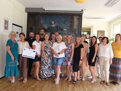 Na zdjęciach widoczni są nauczyciele podczas intensywnego szkolenia. W trakcie sesji opracowują nowoczesne modele uczenia się, pracując w grupach eksperckich. Widać ich zaangażowanie i współpracę, siedząc w klasie zapisują na kartkach i dzieląc się wiedzą oraz doświadczeniami.