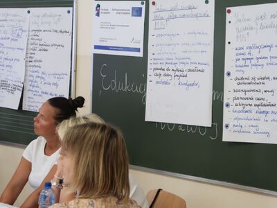 Na zdjęciach widoczni są nauczyciele podczas intensywnego szkolenia. W trakcie sesji opracowują nowoczesne modele uczenia się, pracując w grupach eksperckich. Widać ich zaangażowanie i współpracę, siedząc w klasie zapisują na kartkach i dzieląc się wiedzą oraz doświadczeniami.