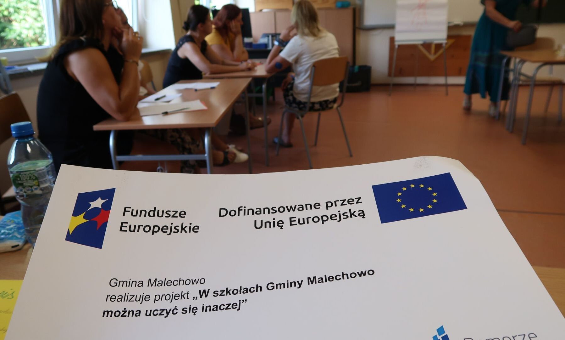 Na zdjęciach widoczni są nauczyciele podczas intensywnego szkolenia. W trakcie sesji opracowują nowoczesne modele uczenia się, pracując w grupach eksperckich. Widać ich zaangażowanie i współpracę, siedząc w klasie zapisują na kartkach i dzieląc się wiedzą oraz doświadczeniami.