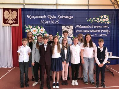 klasa VII z wychowawcą p. Klaudią Lemiszewską